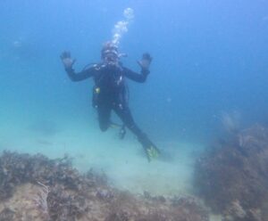 Karla Flores diving